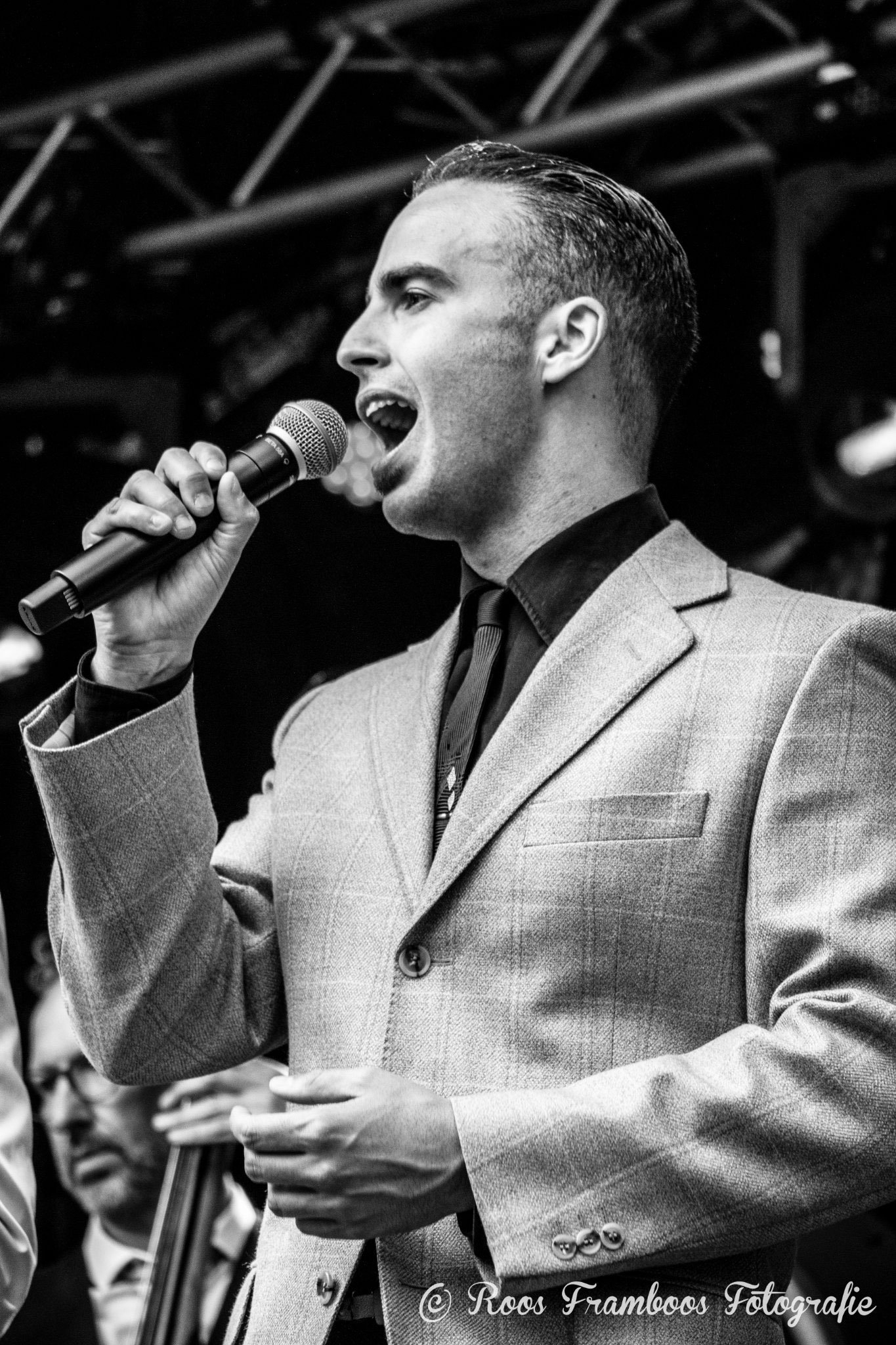 Héctor Quintero, cantante y contrabajista en Tenerife