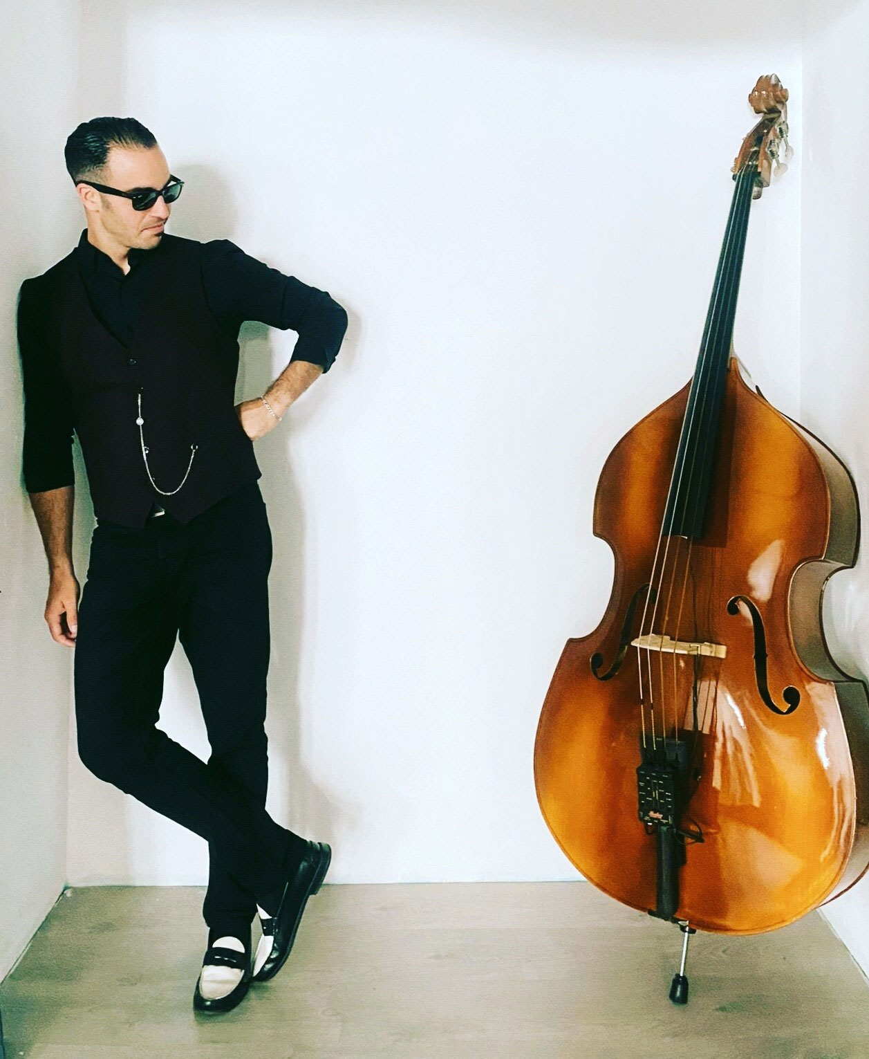 Héctor Quintero, cantante y contrabajista en Tenerife